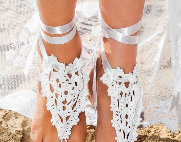 Sandals in white with satin ribbon